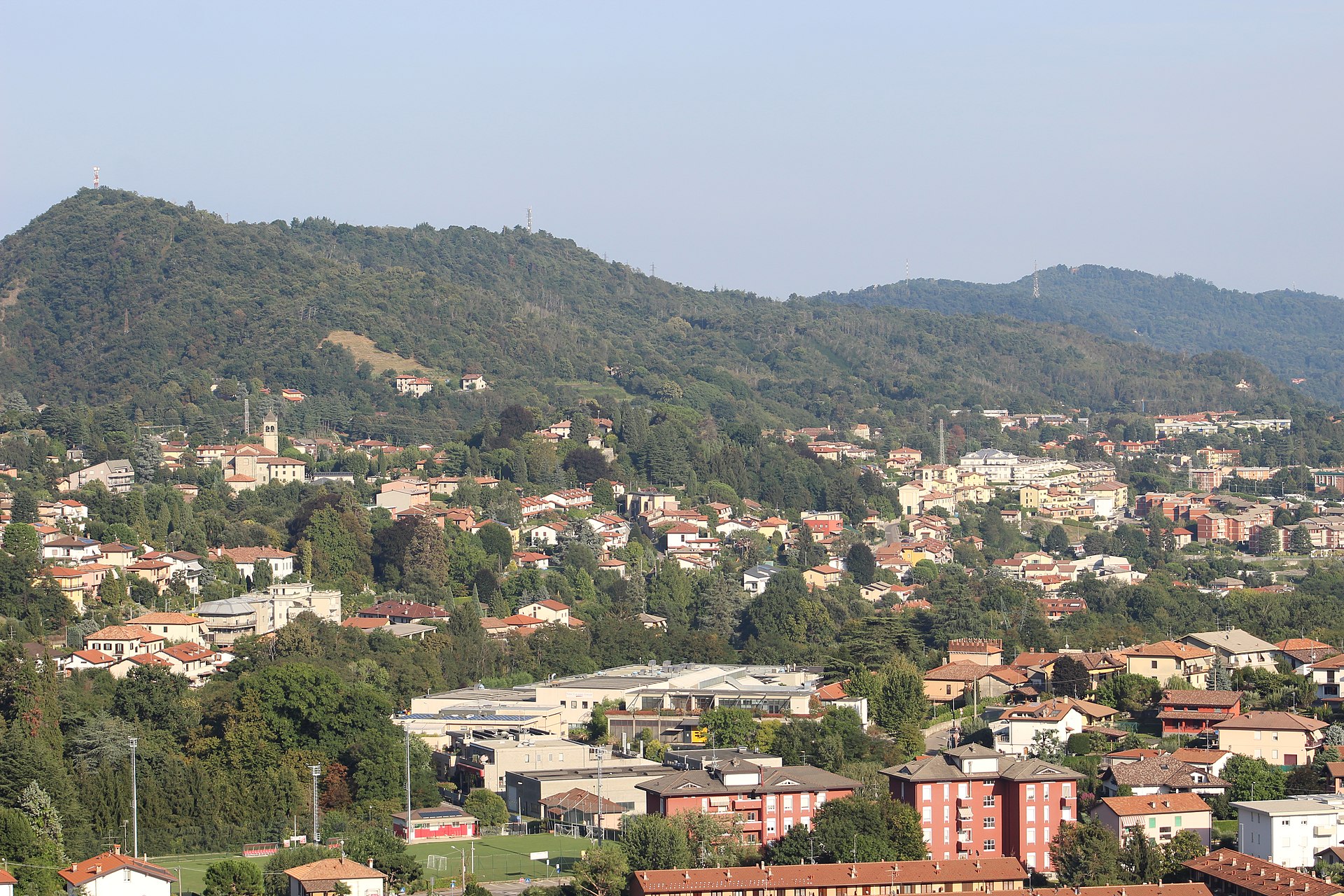 Una veduta panoramica dalla collina di San Fermo che domina la convalle comasca