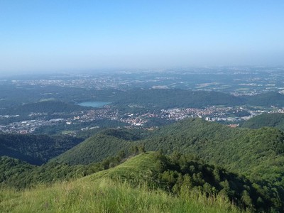 Una panoramica delle colline di Solzago con le pendici del Monte Boletto sullo sfondo