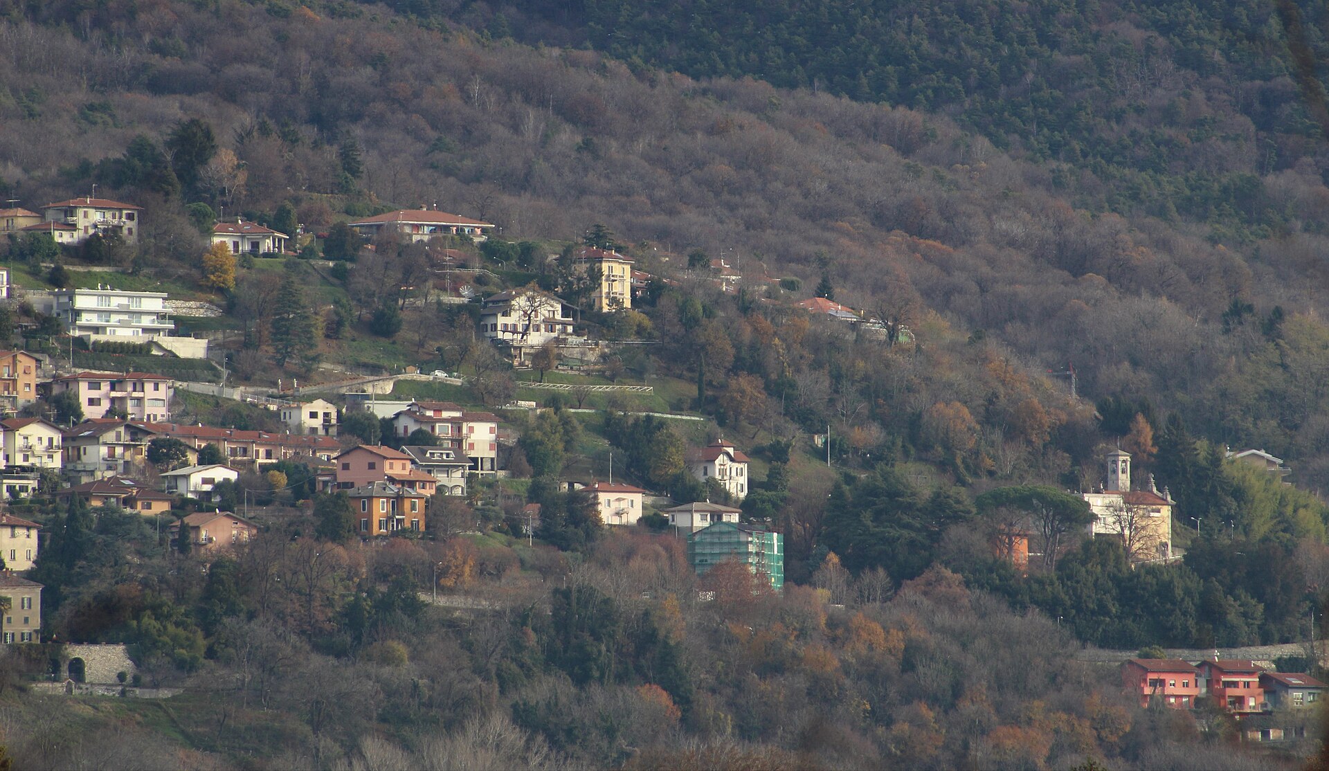 Lo scorcio naturalistico della Valle del Cosia o una vista delle colline della frazione Solzago
