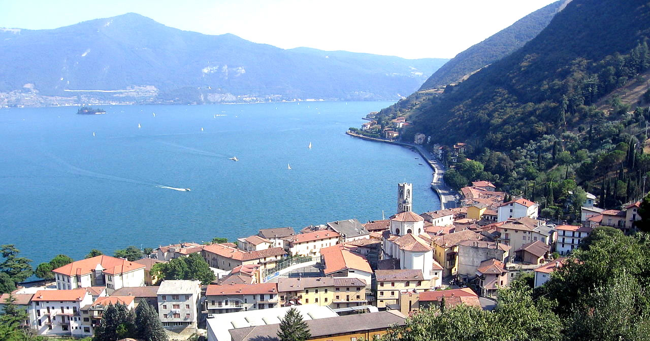 Uno scorcio del lungolago pedonale che collega Tavernola a Cernobbio con le ville storiche sullo sfond