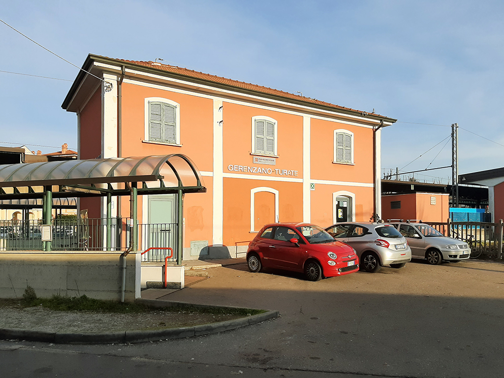 Il moderno polo della stazione Trenord