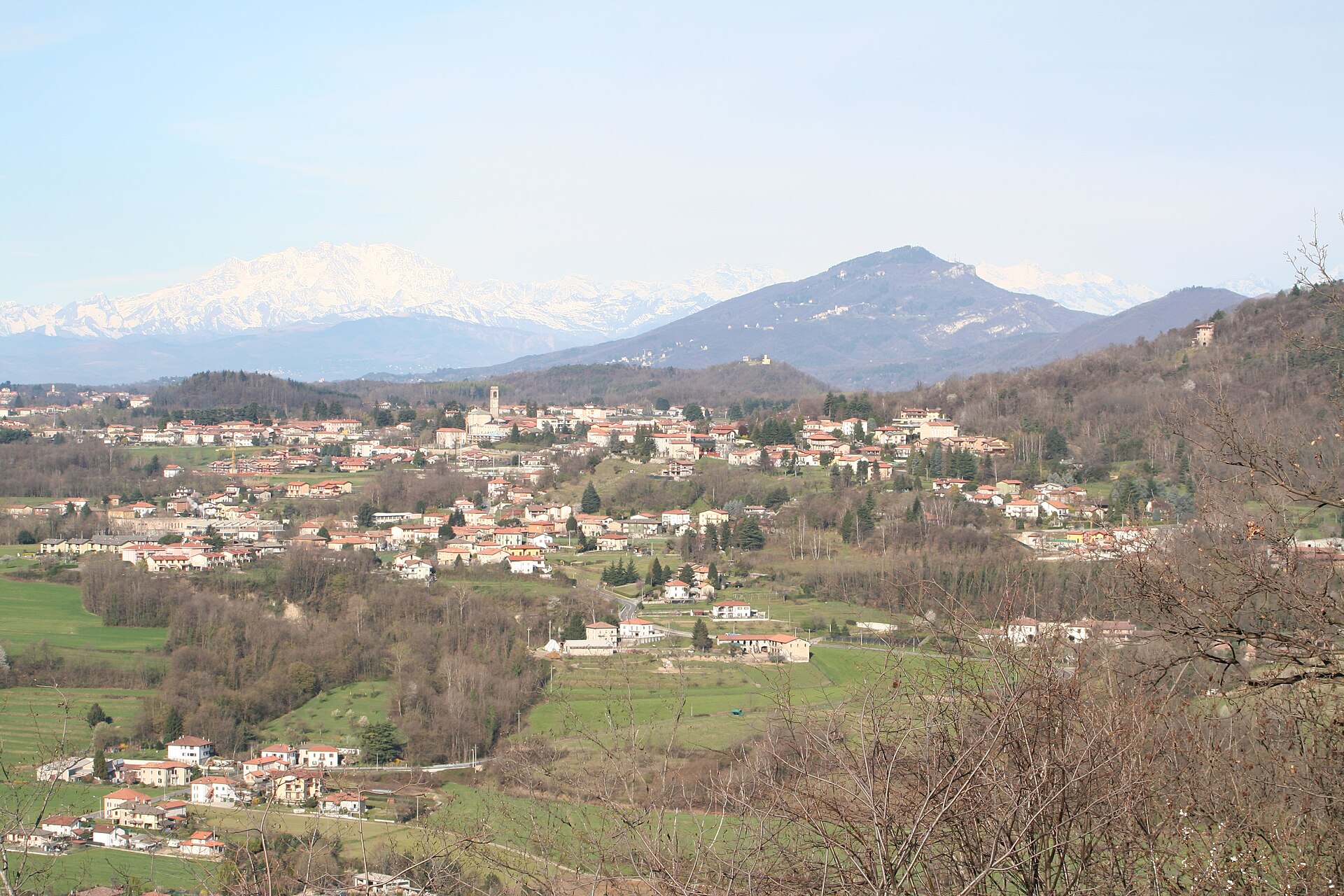 I vasti prati aperti che separano Uggiate dal confine svizzero, con la dogana sullo sfondo