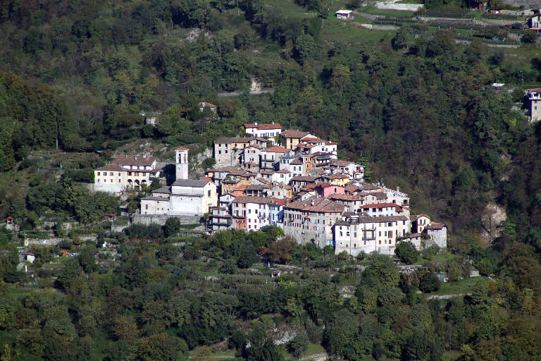 Un borgo della Valsolda che si affaccia sul lago con una vista panoramica