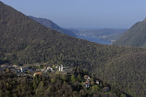 Una veduta panoramica di Zelbio con il lago sullo sfondo